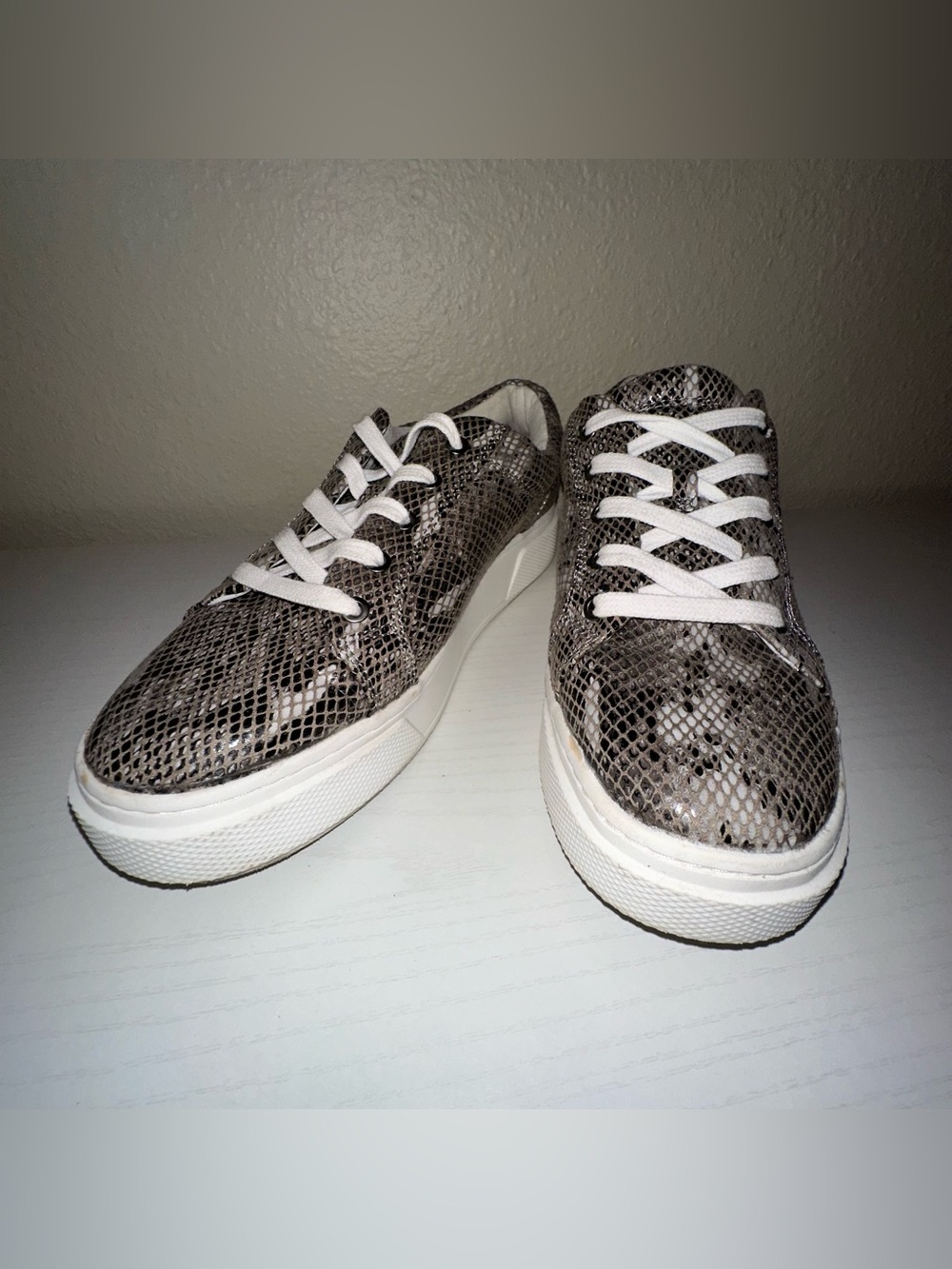 EUC 228.5 Arizona Jean Co. AZ Techno Snake Print Platform Sneakers Gray & White